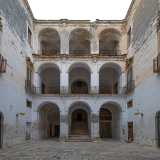 ...dove balza subito agli occhi lo scalone monumentale a tre ordini di matrice napoletana alla �Sanfelice� che conduce ai piani superiori
